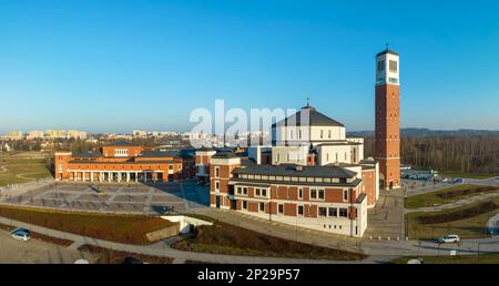 Lagiewniki, Cracovia, Polonia. Santuario, chiesa e centro informazioni per commemorare l'attività di Papa Giovanni Paolo II Panorama aereo in luce del tramonto in w Foto Stock