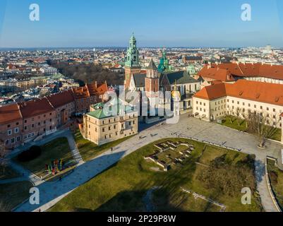 Cracovia. Polonia. Wawel cattedrale e castello. Vista aerea al tramonto in inverno. Cortile e persone a piedi Foto Stock