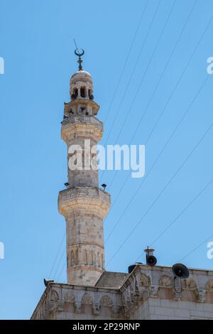 Ramallah, Ramallah e al-Bireh Governatorato, Palestina, 23 luglio 2022: Elegante moschea bianca Minareto Foto Stock