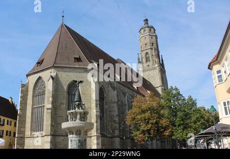 Chiesa di San Giorgio nel centro storico di Nördlingen, Germania Foto Stock