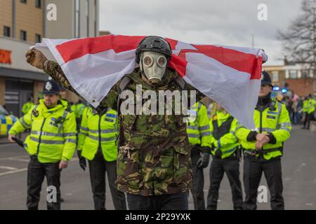 Dover, Regno Unito. 4th Mar, 2023. I gruppi di estrema destra protestano contro dover contro il crescente numero di rifugiati che attraversano la Manica a bordo di piccole imbarcazioni e contro la RNLI e la Border Force, che accusano di portarli nel Regno Unito. Il gruppo si riunisce per la protesta alla stazione del Priorato di dover. Allo stesso tempo si sta svolgendo una contro-dimostrazione sotto la bandiera No all'estrema destra, i rifugiati sono i benvenuti qui, che si riunisce in Piazza del mercato nel centro della città. Una pesante presenza della polizia in città impedisce ai due gruppi di scontrarsi. Penelope Barritt/Alamy Live News Foto Stock