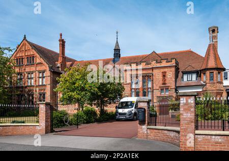 Edificio in mattoni rossi ornato, la Queen's School, Chester, Inghilterra, Regno Unito Foto Stock