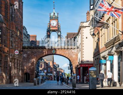 Storico orologio vittoriano porta Est sul ponte ad arco delle mura della città, Eastgate Street, Chester, Inghilterra, Regno Unito Foto Stock