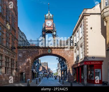 Storico orologio vittoriano porta Est sul ponte ad arco delle mura della città, Eastgate Street, Chester, Inghilterra, Regno Unito Foto Stock