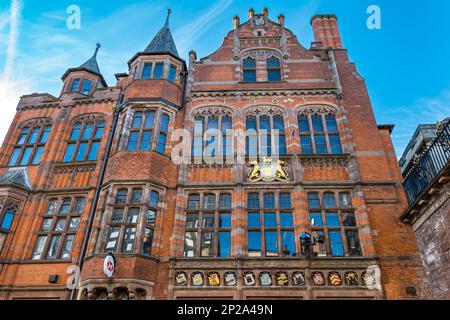 Storico e decorato grande edificio vittoriano in mattoni rossi ora HSBC Bank, Eastgate Street, Chester, Inghilterra, Regno Unito Foto Stock