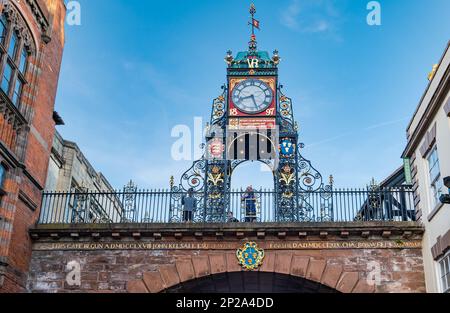 Storico ornato vittoriano East Gate Clock sul ponte ad arco delle mura della città, Chester, Inghilterra, Regno Unito Foto Stock