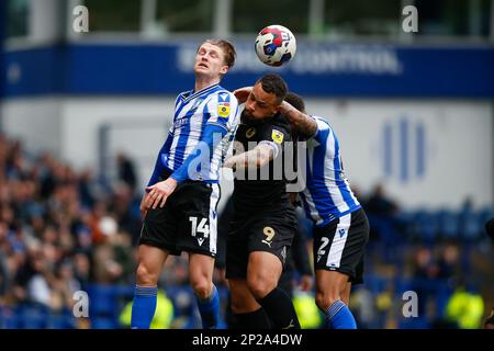 George Byers #14 di Sheffield mercoledì e Liam Palmer #2 di Sheffield mercoledì sfida Jonson Clarke-Harris #9 di Peterborough United durante la partita della Sky Bet League 1 di Sheffield mercoledì vs Peterborough a Hillsborough, Sheffield, Regno Unito, 4th marzo 2023 (Foto di ben Early/News Images) Foto Stock