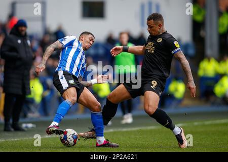 Liam Palmer #2 di Sheffield Wednesday e Jonson Clarke-Harris #9 di Peterborough United durante la partita della Sky Bet League 1 di Sheffield Wednesday vs Peterborough a Hillsborough, Sheffield, Regno Unito, 4th marzo 2023 (Foto di ben Early/News Images) Foto Stock