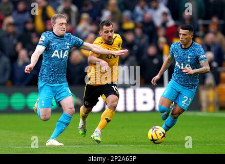 Wolverhampton Wanderers' Jonny (al centro) batte per la palla con Oliver Skipp di Tottenham Hotspur (a sinistra) e Pedro Porro durante la partita della Premier League al Molineux Stadium, Wolverhampton. Data immagine: Sabato 4 marzo 2023. Foto Stock