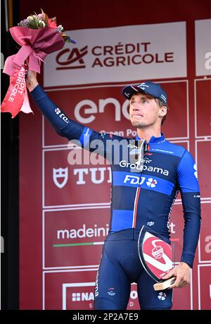 Secondo posto il francese Valentin Madouas del Groupama-FDJ raffigurato sul podio dopo la gara d'élite maschile della ‘Sparade bianche’ di una giornata di gara ciclistica (184km) da e per Siena, Italia, sabato 04 marzo 2023. FOTO DI BELGA DIRK WAEM Foto Stock