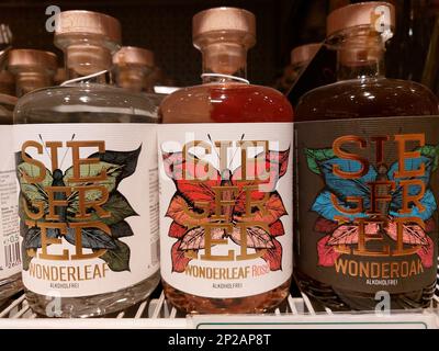 Scelta di bottiglie Wonderleaf e Wonderoak senza alcool di Siegfried in un supermercato Foto Stock