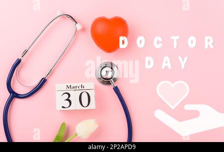 Concetto del giorno del medico, vista dall'alto piatta del lay, apparecchiatura cuore rosso medico e stetoscopio Foto Stock