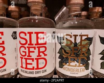 Siegfried Gin e Wonderleaf bottiglie di gin senza alcool in un supermercato Foto Stock