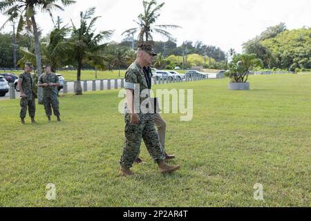 Christopher L. Bopp, comandante della base del corpo Marino Camp Blaz si unisce al Gen. Stefano E. Liszewski, comandante generale delle installazioni del corpo Marino Pacific per visitare Asan Beach il 23 gennaio 2023, il sito della base del corpo Marino (MCB) Camp Blaz riattivazione e cerimonia di denominazione, Che avrà luogo il 26 gennaio 2023. La base è attualmente in costruzione e prende il nome dal tardo Brig. Generale Vicente “ben” Thomas Garrido Blaz, il primo CHamoru Marine a raggiungere il grado di ufficiale generale. MCB Camp Blaz svolgerà un ruolo essenziale nel rafforzamento della a del Dipartimento della Difesa Foto Stock