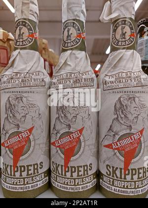 Bottiglie di birra Skippers senza alcool della Island Brewery in un supermercato Foto Stock