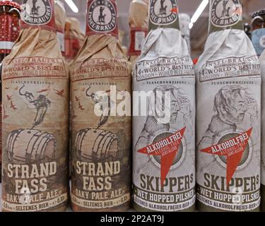 Alcolico Strand Barrel Oaky birra chiara e senza alcool Skippers pilsener bottiglie di birra Island Brewery in un supermarke Foto Stock