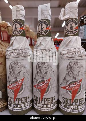 Bottiglie di birra Skippers senza alcool della Island Brewery in un supermercato Foto Stock