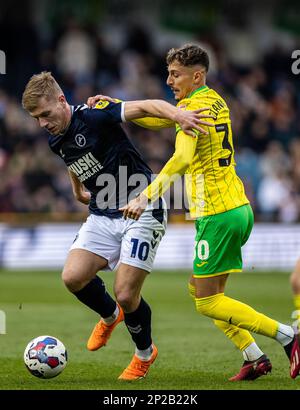 Zian Flemming di Millwall e Dimitris Giannoulis di Norwich City in azione durante la partita del campionato Sky Bet al Den, Millwall. Data immagine: Sabato 4 marzo 2023. Foto Stock