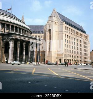 1970, storica, vista esterna di St Peter's Square, Manchester, Inghilterra, Regno Unito, che mostra il Municipio colonnato coperto di fuliggine con tetto a cupola e il nuovo edificio della biblioteca sulla destra. Foto Stock