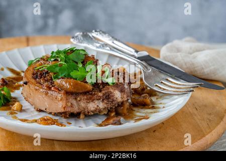 Costolette di maiale in crosta di noce con salsa di fichi Foto Stock