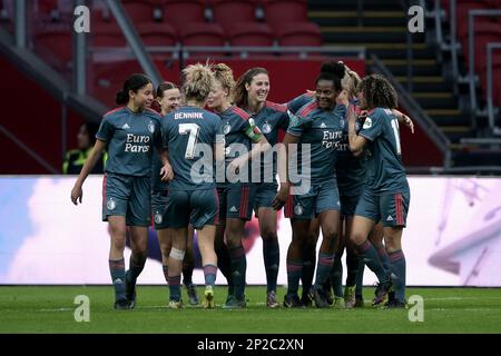 AMSTERDAM - Maxime Bennibk di Feyenoord V1 festeggia il 0-1 con i suoi compagni di squadra durante la partita femminile olandese Eredivie tra Ajax e Feyenoord all'Arena Johan Cruijff il 4 marzo 2023 ad Amsterdam, nei Paesi Bassi. ANP JEROEN PUTMANS Foto Stock