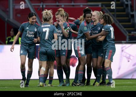 AMSTERDAM - Maxime Bennibk di Feyenoord V1 festeggia il 0-1 con i suoi compagni di squadra durante la partita femminile olandese Eredivie tra Ajax e Feyenoord all'Arena Johan Cruijff il 4 marzo 2023 ad Amsterdam, nei Paesi Bassi. ANP JEROEN PUTMANS Foto Stock