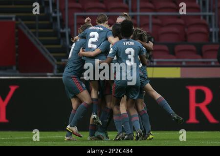 AMSTERDAM - Maxime Bennibk di Feyenoord V1 festeggia il 0-1 con i suoi compagni di squadra durante la partita femminile olandese Eredivie tra Ajax e Feyenoord all'Arena Johan Cruijff il 4 marzo 2023 ad Amsterdam, nei Paesi Bassi. ANP JEROEN PUTMANS Foto Stock