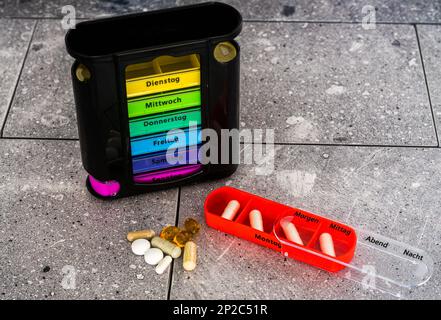 Organizer per pill settimanale multicolore Foto Stock