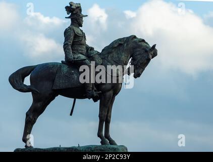 Statua di Edoardo VII di grado II che guarda lontano in lontananza di Sir William Goscombe John sul Liverpool Waterfront, Merseyside, Inghilterra, Regno Unito Foto Stock