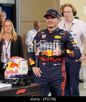 Sakhir, Bahrein. 04th Mar, 2023. Motorsport: Campionato del mondo di Formula 1, Gran Premio del Bahrain, qualifiche: Il pilota olandese Red Bull Max Verstappen si rallegra dopo aver conquistato la pole position. Credit: Hasan Brantic/dpa/Alamy Live News Foto Stock