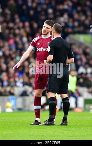 Brighton, Regno Unito. 04th Mar, 2023. L'arbitro Stuart Attwell parla con Declan Rice di West Ham United prima di rilasciargli una carta gialla per il suo fallo su Alexis Mac Allister di Brighton e Hove Albion durante la partita della Premier League tra Brighton & Hove Albion e West Ham United all'Amex il 4th 2023 marzo A Brighton, Inghilterra. (Foto di Jeff Mood/phcimages.com) Credit: PHC Images/Alamy Live News Foto Stock