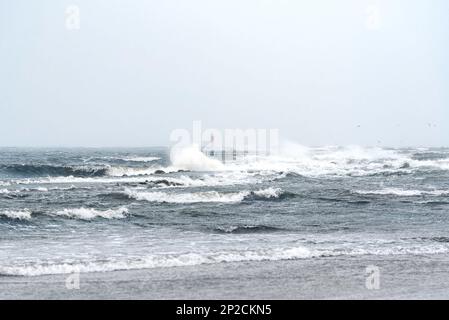 Giornata invernale tempestosa al Mar baltico sul molo di Mangalsala a riga Foto Stock