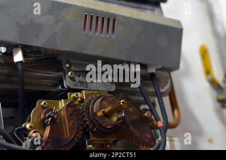 Cairo, Egitto, 25 2023 febbraio: Un riscaldatore di acqua a gas è un serbatoio che riscalda l'acqua da un bruciatore a gas situato sul fondo del serbatoio, utilizza il calore Foto Stock