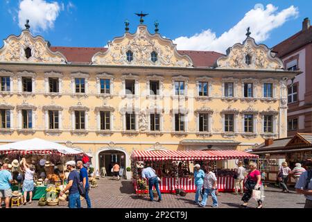 Würzburg: Piazza Marktplatz, casa Haus zum Falken, mercato settimanale a Unterfranken, bassa Franconia, Baviera, Baviera, Germania Foto Stock