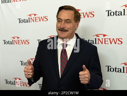 National Harbor, Maryland, Stati Uniti. 4th Mar, 2023. Mike Lindell, CEO di MyPillow, si pone per una foto dopo essere stato intervistato al di fuori della 2023 Conservative Political Action Conference (CPAC) a National Harbor, Maryland, Stati Uniti, Sabato, 4 marzo, 2023. Credit: Ron Sachs/CNP/dpa/Alamy Live News Foto Stock