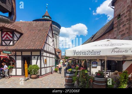 Nürnberg, Norimberga: Handwerkerhof nel cosiddetto 'Waffenhof', presso la torre delle mura della città Frauentor, ristorante a Mittelfranken, in Franconia Centrale, Bayer Foto Stock