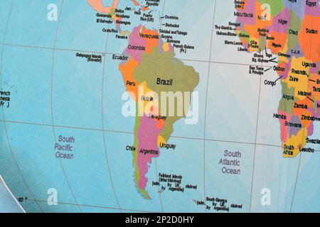 Continente del Sud America con Brasile, Argentina, Cile e altri paesi circondati da oceani dell'Atlantico e del Pacifico, con parti dell'Africa dal guanto Foto Stock