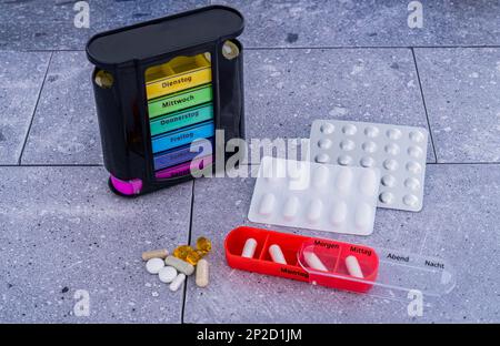 Organizer per pill settimanale multicolore Foto Stock