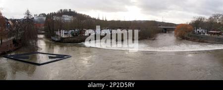 Rapide sul fiume Lahn, vista panoramica nel pomeriggio cupo, a valle del vecchio Lahnbridge, Wetzlar, Germania Foto Stock