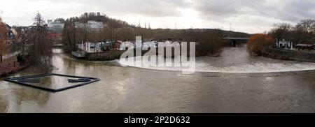 Rapide sul fiume Lahn, vista panoramica nel pomeriggio cupo, a valle del vecchio Lahnbridge, Wetzlar, Germania Foto Stock