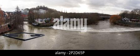 Rapide sul fiume Lahn, vista panoramica nel pomeriggio cupo, a valle del vecchio Lahnbridge, Wetzlar, Germania Foto Stock