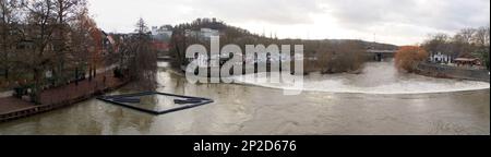 Rapide sul fiume Lahn, vista panoramica nel pomeriggio cupo, a valle del vecchio Lahnbridge, Wetzlar, Germania Foto Stock