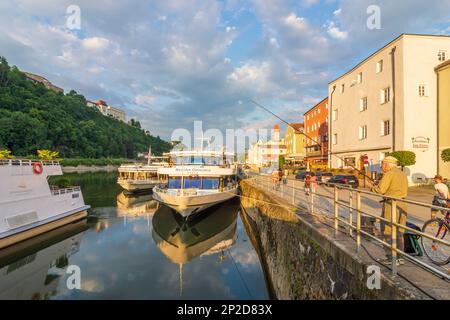 Passau: fiume Donau (Danubio), Castello di veste Oberhaus, pescatore, navi passeggeri in Niederbayern, bassa Baviera, Baviera, Baviera, Germania Foto Stock