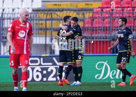 Monza, Italia. 4th Mar 2023. Martin Satriano (Empoli FC) festeggia il suo gol con Francesco Caputo (Empoli FC) durante il campionato italiano Serie Una partita di calcio tra l'AC Monza e l'Empoli FC il 4 marzo 2023 all'U-Power Stadium di Monza, Italia. Foto Luca Rossini / e-Mage Credit: Luca Rossini/e-Mage/Alamy Live News Foto Stock