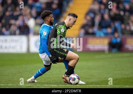 Stockport, Regno Unito. 4th Mar 2023. Luke Molyneux #7 di Doncaster Rovers sfidato dall'avversario durante la partita della Sky Bet League 2 tra Stockport County e Doncaster Rovers all'Edgeley Park Stadium, Stockport, sabato 4th marzo 2023. (Foto: Mike Morese | NOTIZIE MI) Credit: NOTIZIE MI & Sport /Alamy Live News Foto Stock