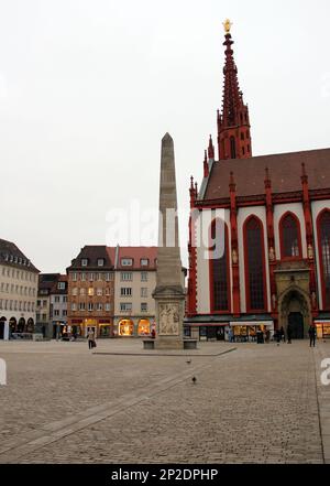 Marktplatz, con la Fontana dell'Obelisco e la Cappella Maria, Marienkapelle, vista in prima serata, Wurzburg, Germania Foto Stock