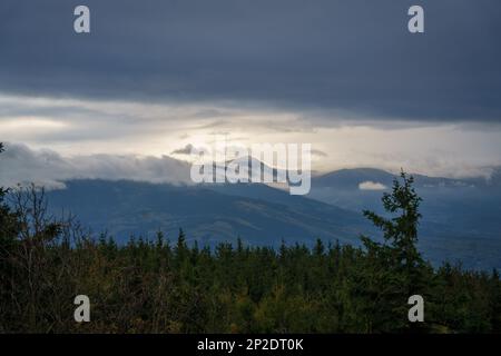 Ampio panorama montano sui Monti Karkonosze. Montagne polacche Foto Stock