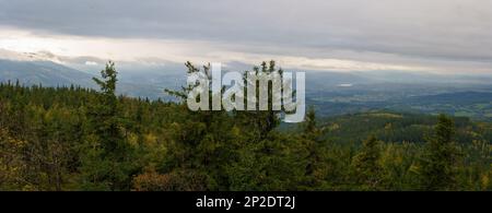 Ampio panorama montano sui Monti Karkonosze. Montagne polacche Foto Stock