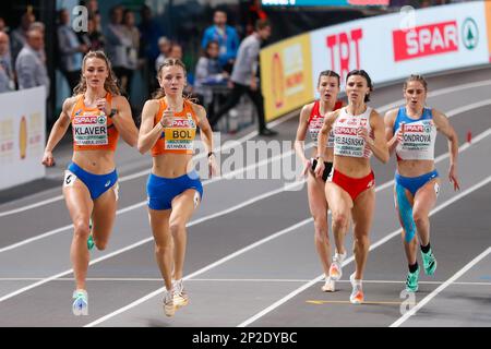 ISTANBUL, TURCHIA - 4 MARZO: Lieke Klaver dei Paesi Bassi e Femke Bol dei Paesi Bassi che gareggiano nelle 400 Donne durante il giorno 2 dei Campionati europei di atletica indoor all'Atakoy Athletics Arena il 4 marzo 2023 a Istanbul, Turchia (Foto di Nikola Krstic/BSR Agency) Credit: BSR Agency/Alamy Live News Foto Stock