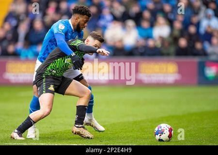 Stockport, Regno Unito. 4th Mar 2023. Luke Molyneux #7 di Doncaster Rovers sfidato da Myles Hippolyte #21 della contea di Stockport durante la partita della Sky Bet League 2 tra Stockport County e Doncaster Rovers all'Edgeley Park Stadium di Stockport sabato 4th marzo 2023. (Foto: Mike Morese | NOTIZIE MI) Credit: NOTIZIE MI & Sport /Alamy Live News Foto Stock